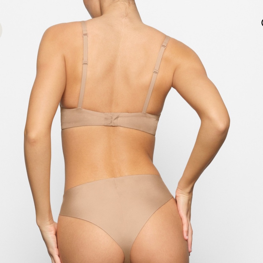 SKIMS WIRELESS FORM
PUSH-UP PLUNGE BRA 38C - Picture 2 of 8